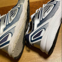 靴底が擦り切れたスニーカー