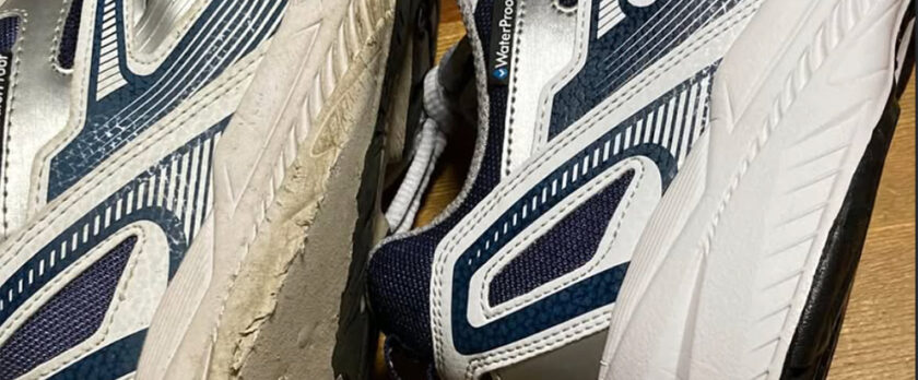 靴底が擦り切れたスニーカー